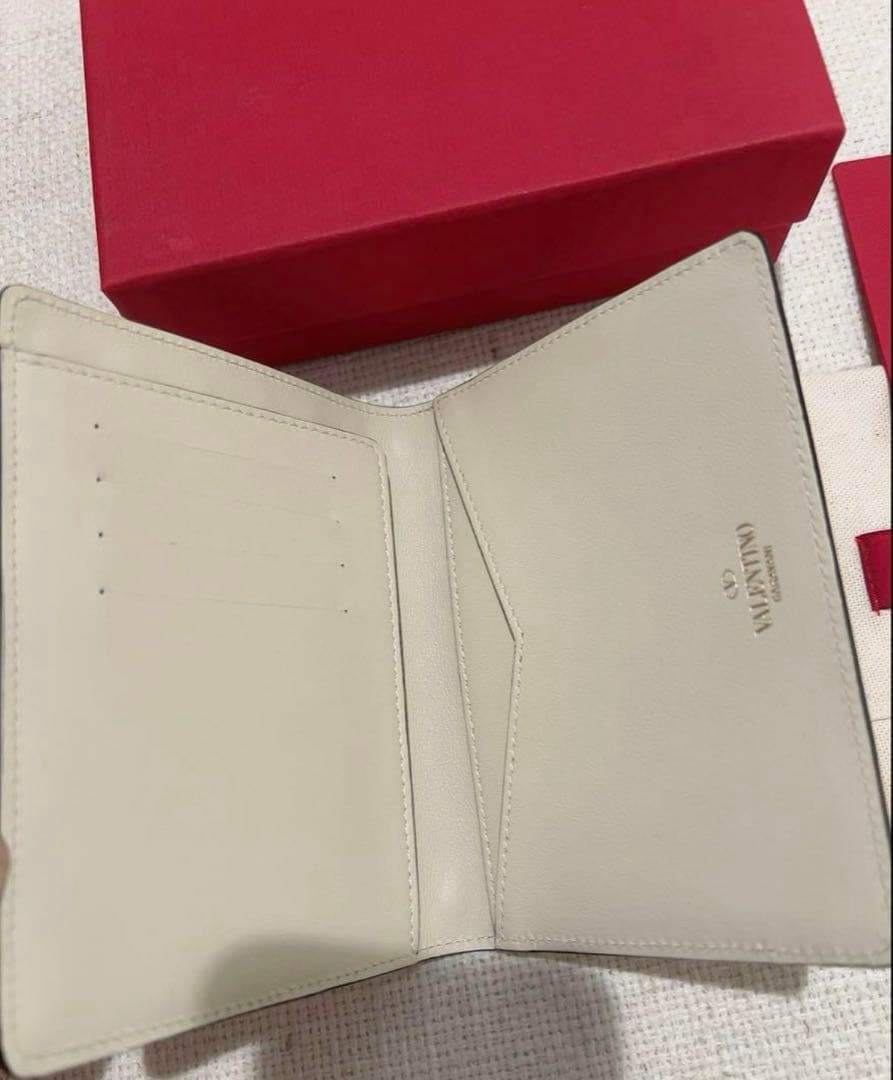 新品 Valentino パスポートケース ホワイト スタッズ付き カバー
