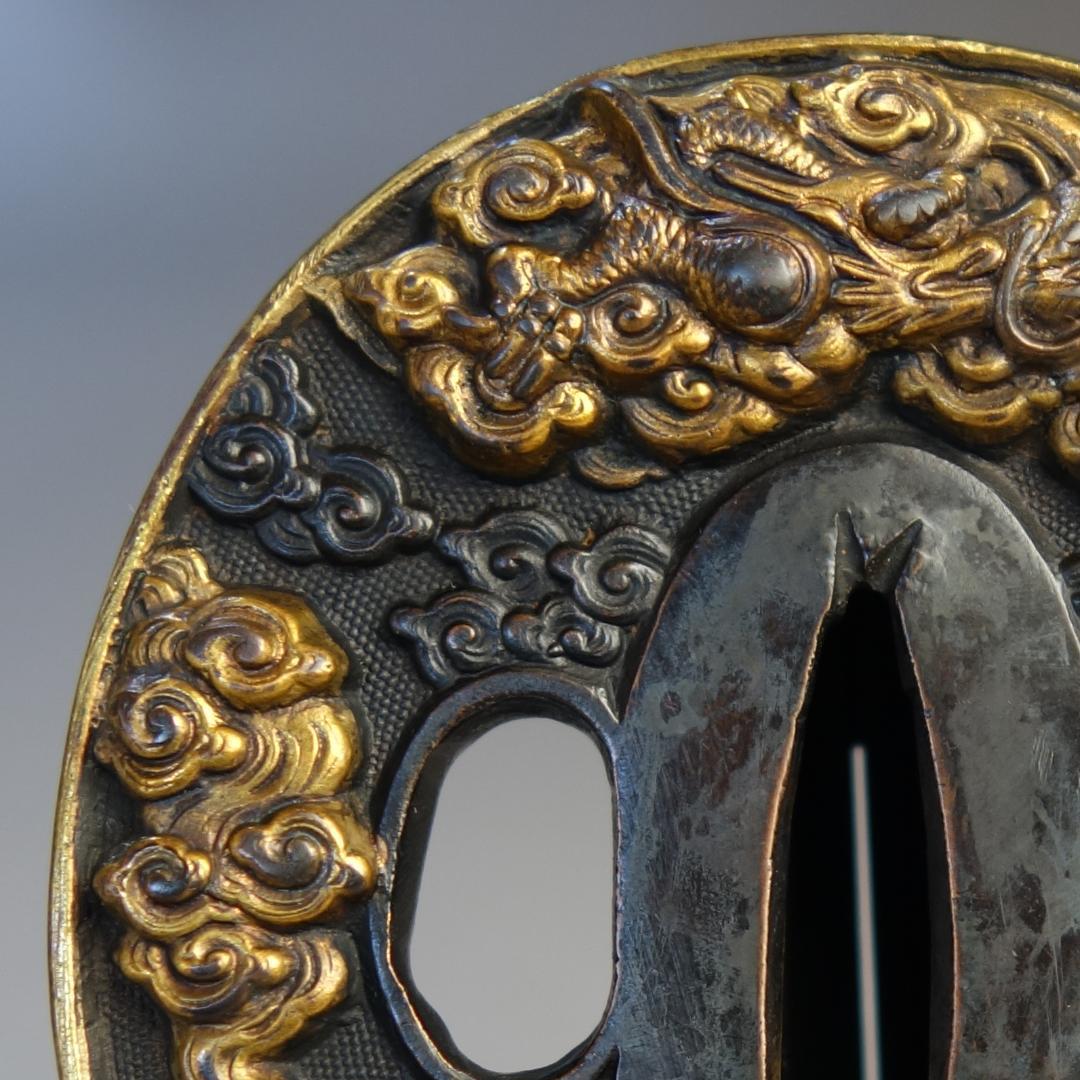 【 赤銅魚子地 高肉彫 鍍金 雲龍図鍔 】(鍔箱・布団付) 鍔 鐔 刀装具 武具