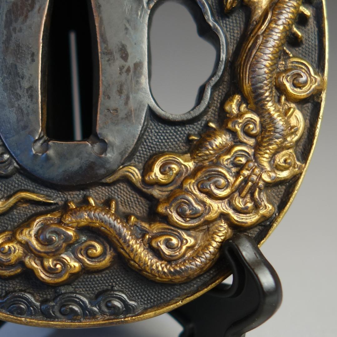 【 赤銅魚子地 高肉彫 鍍金 雲龍図鍔 】(鍔箱・布団付) 鍔 鐔 刀装具 武具