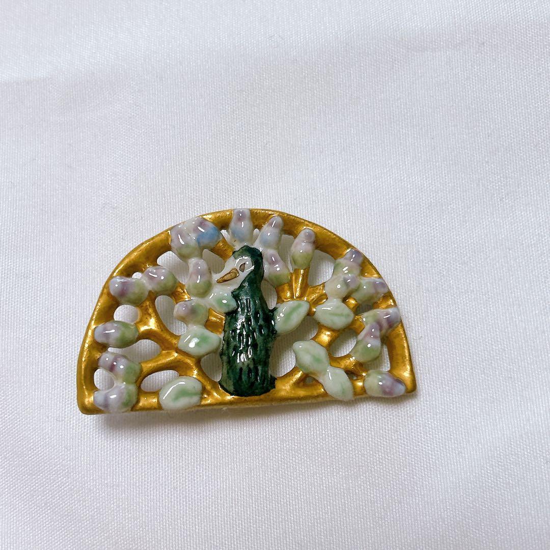 小菅幸子さん ブローチ - メルカリ