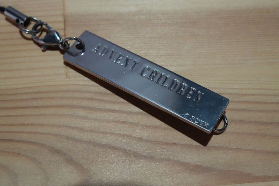 ドコモ FOMA P900iV クラウドブラック FF7ACストラップ付