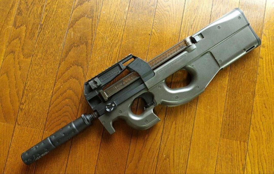 P-90TR 電動ガン　バッテリー、予備マガジン付き