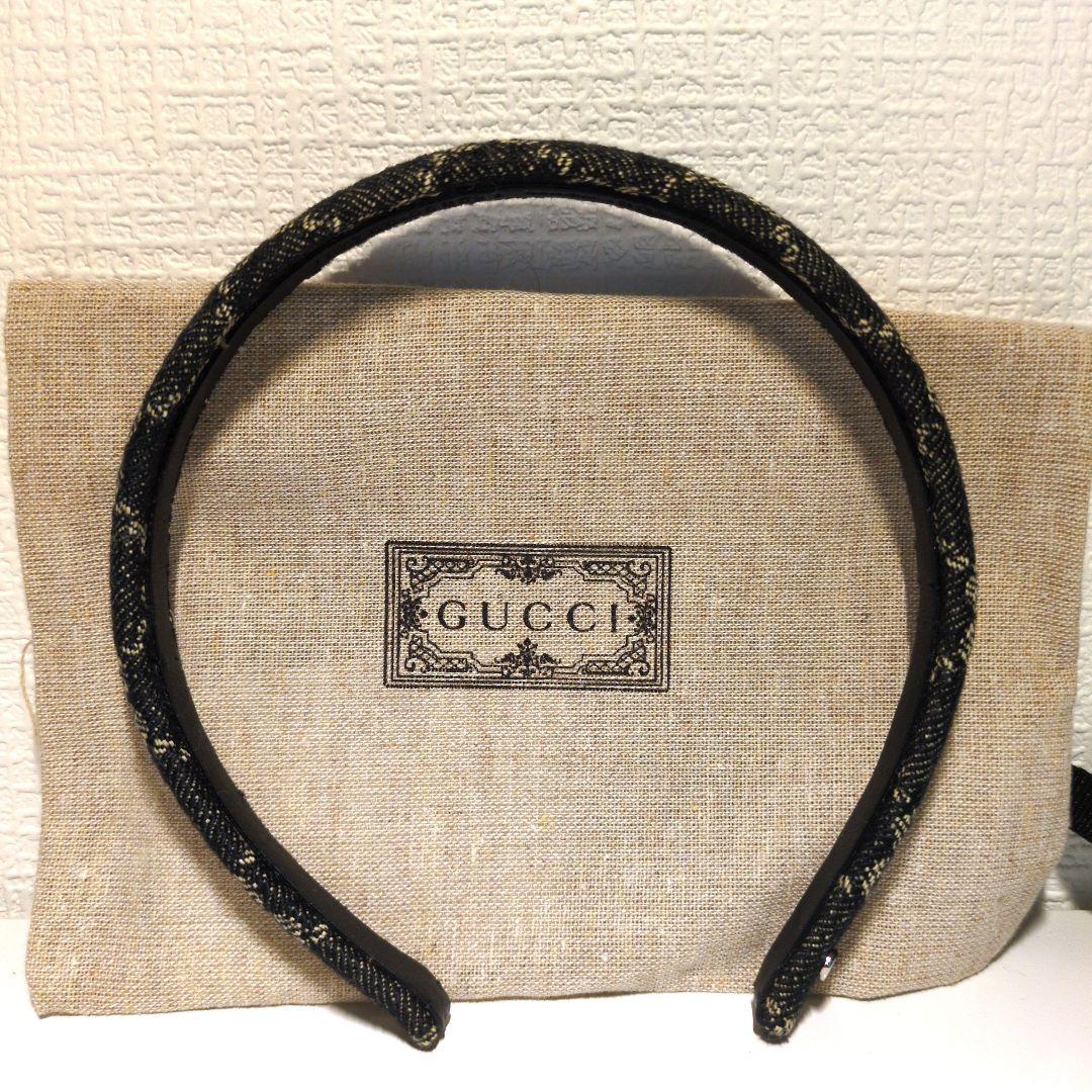 GUCCI デニム風ヘアバンド ロゴ入り