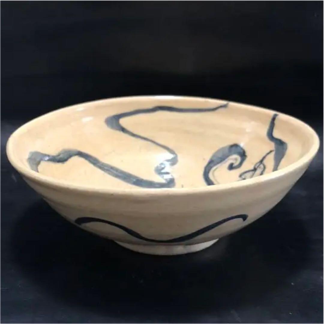 古美術◼️蔵から見事な殴り書きされたツル植物の抹茶茶碗