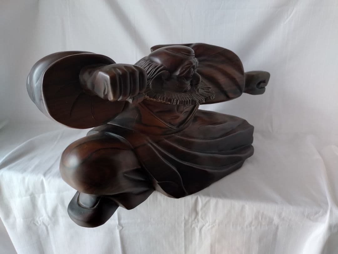 まもる様専用。少林寺拳法木彫達磨（赤檀彫刻）置台付き