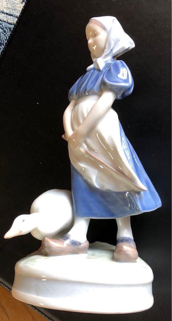 ロイヤルコペンハーゲン 527ガチョウと少女 と 1518はう赤ちゃんの2体です