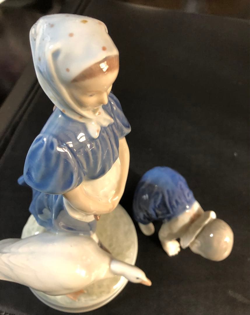 ロイヤルコペンハーゲン 527ガチョウと少女 と 1518はう赤ちゃんの2体です