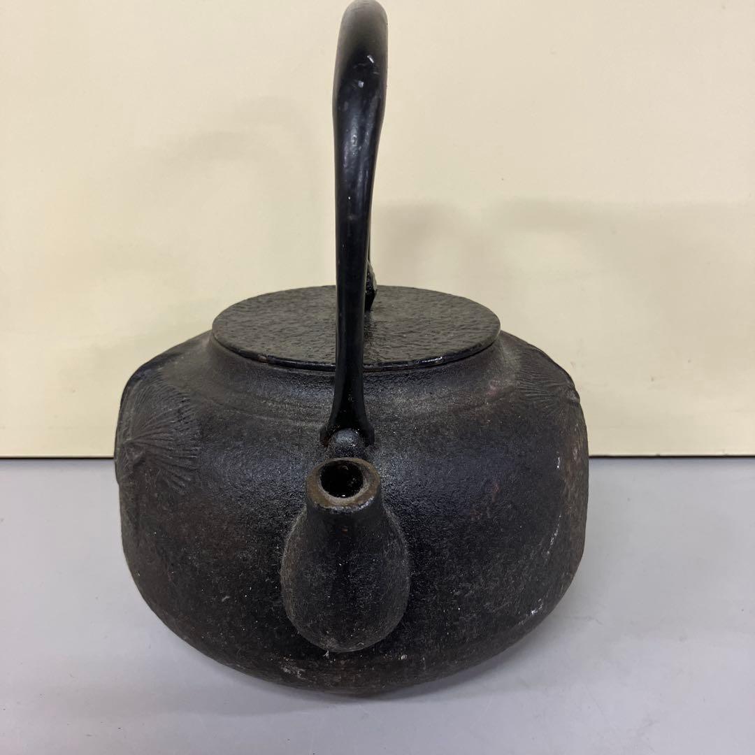 E-1 昭和レトロ 当時物 古道具 伝統工芸品 鉄瓶 松葉紋様 霰 丸型