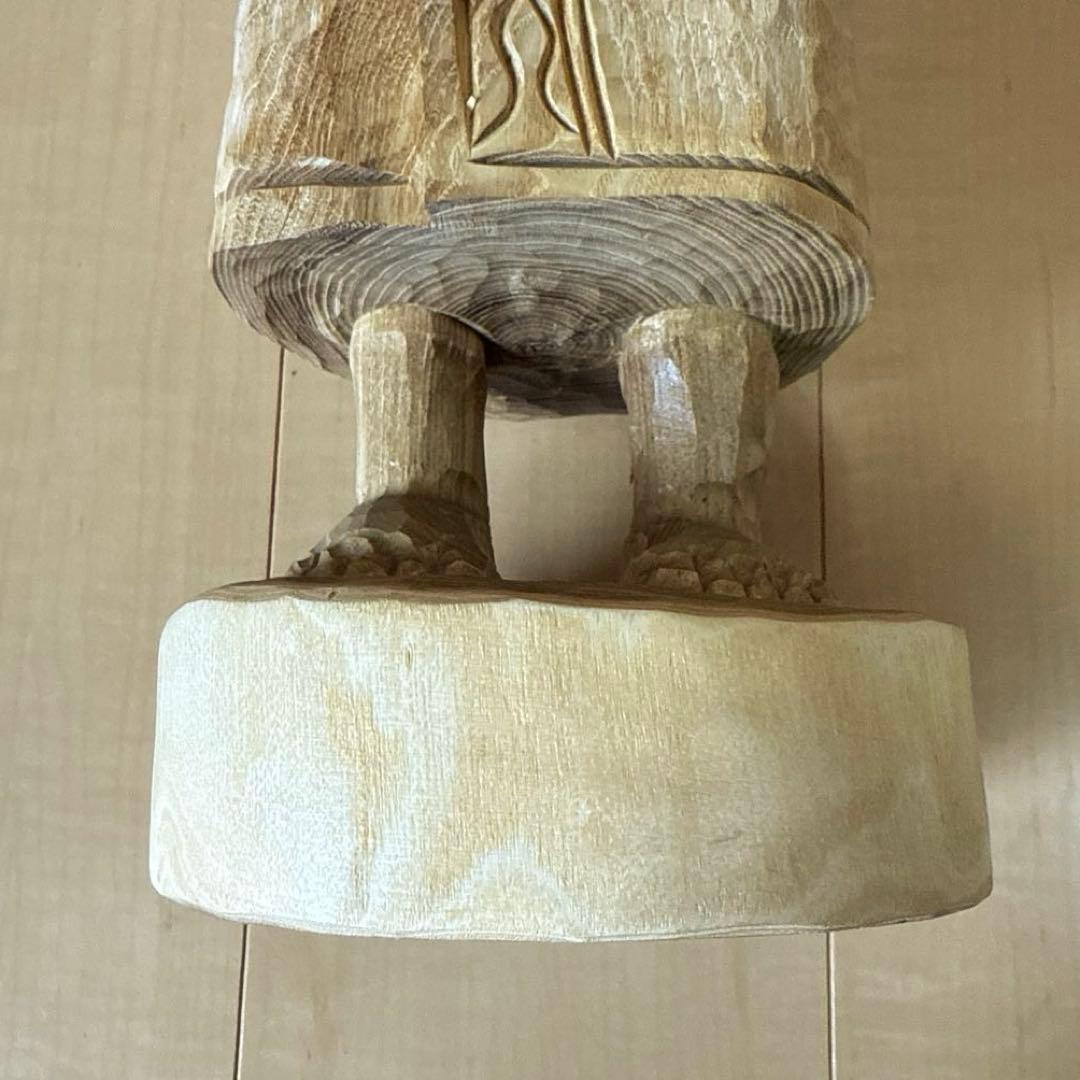クマを抱いたアイヌ民族の木彫り人形 北海道 置物 彫刻 民芸品 ハンド