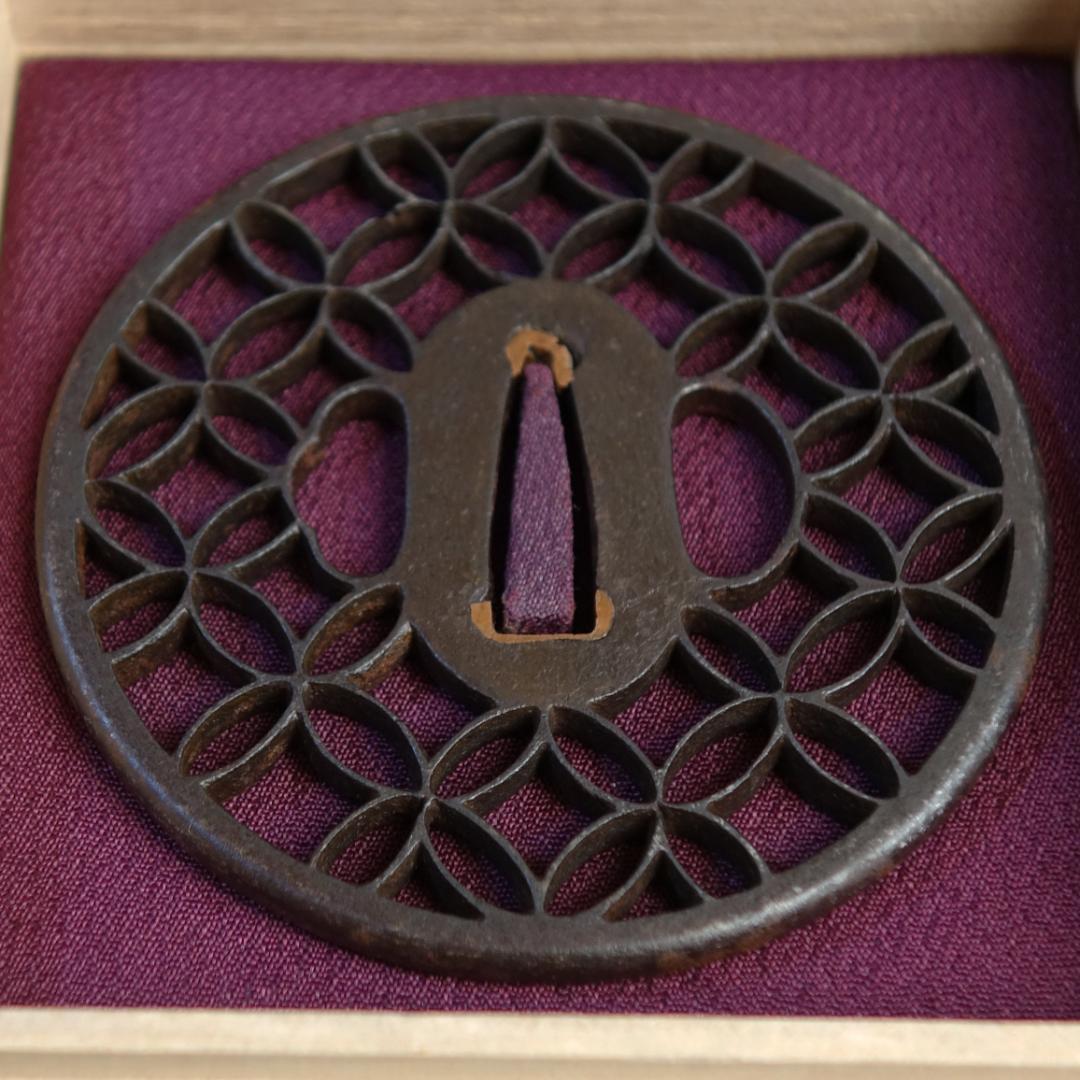 鍔 鐔 刀装具 武具 骨董【京透 七宝文様透鍔】(鍔箱付き)