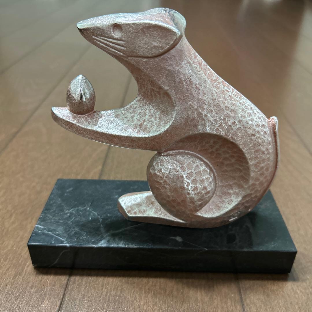 金属製ネズミの置物 黒色石台付き 金属製ネズミの置物 黒色石台付き