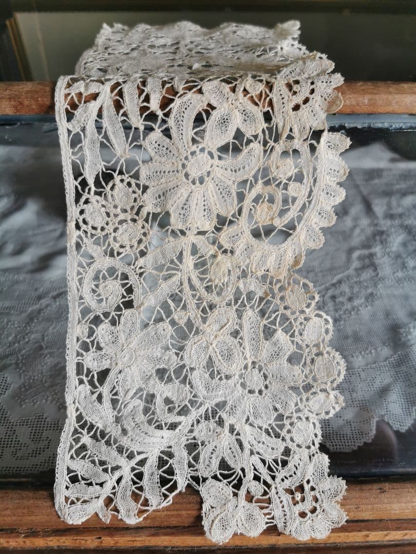 アンティーク 二輪のポワンドローズ デュセスレース 西洋菊 三つ葉