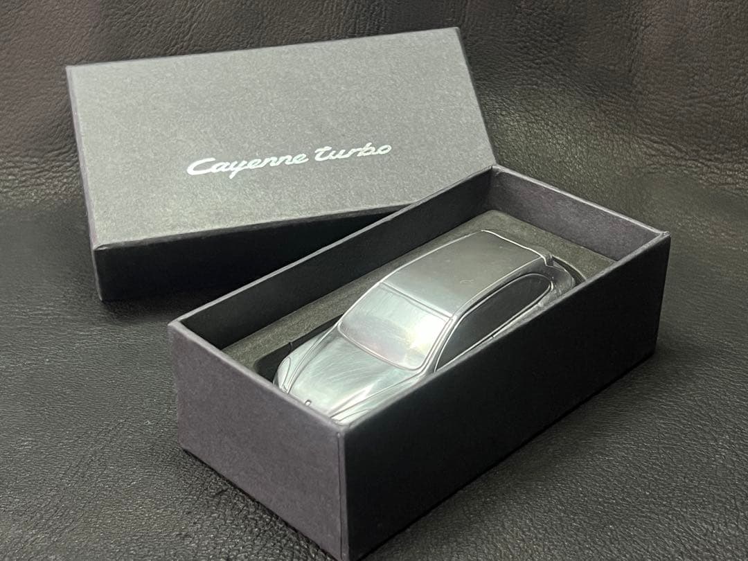 【ポルシェ カイエン ターボ】ペーパーウェイト メタルカー　非売品