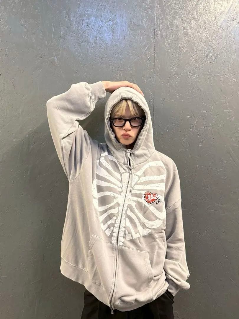 TREASUREフーディー パーカー PULSE ON グレー - メルカリ