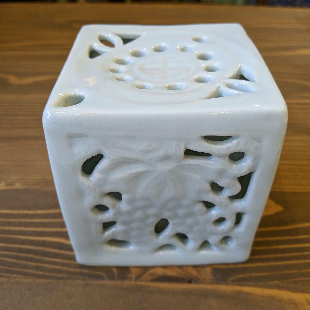 レトロ　白磁透彫葡萄紋水滴