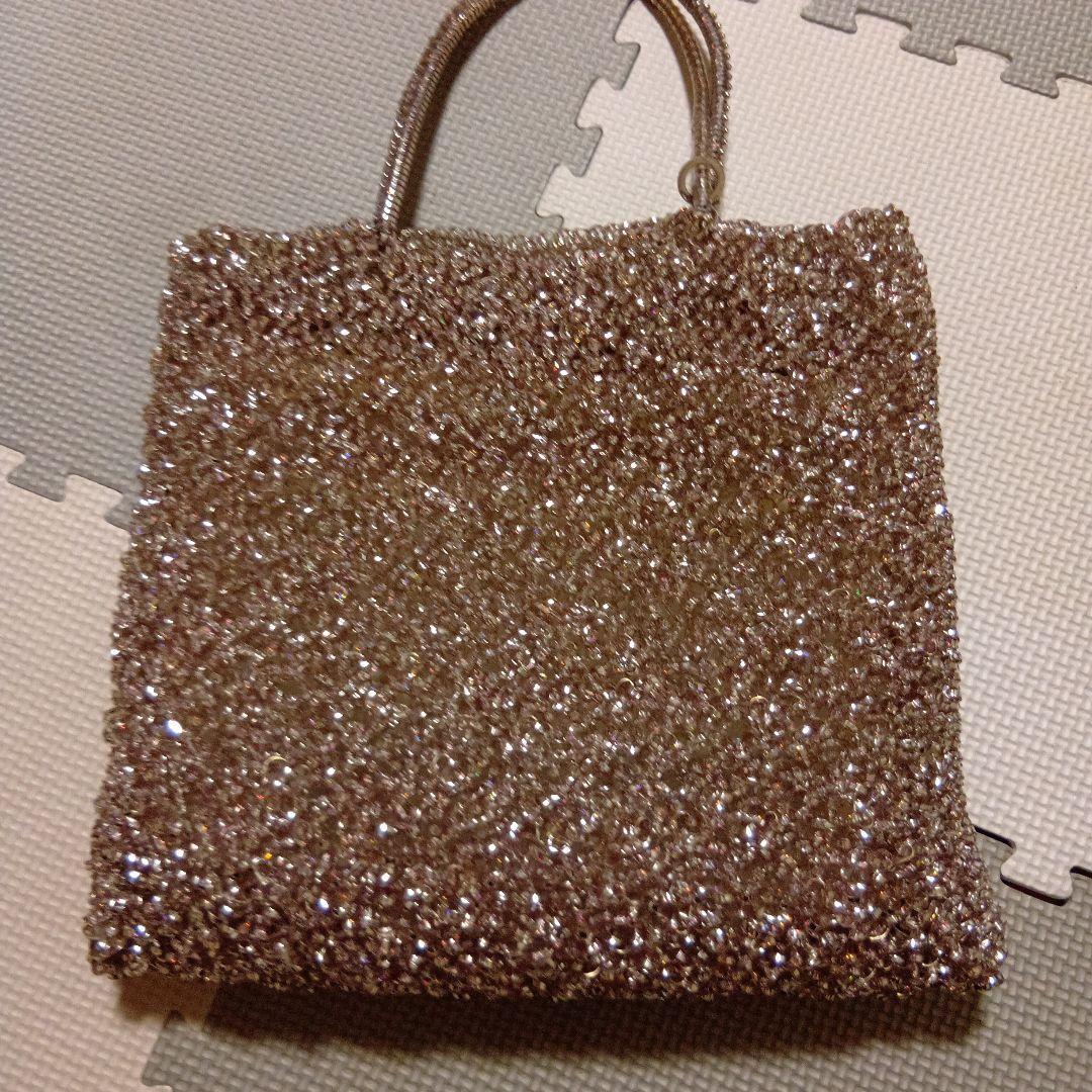 アンテプリマ ピンクのバックと アンテプリマ風 シルバーのバックの2点です。