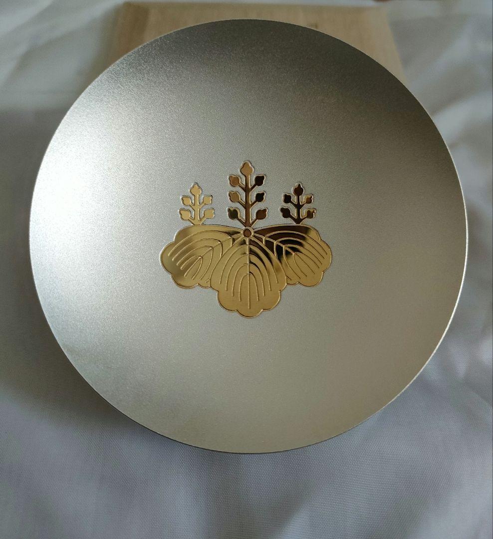 【現在高騰中　純銀999 68g】防衛大臣 永年勤続表彰記念銀杯 桐紋 台座箱付 現在高騰中 純銀999 68g】防衛大臣 永年勤続表彰記念銀杯 桐紋 台座箱