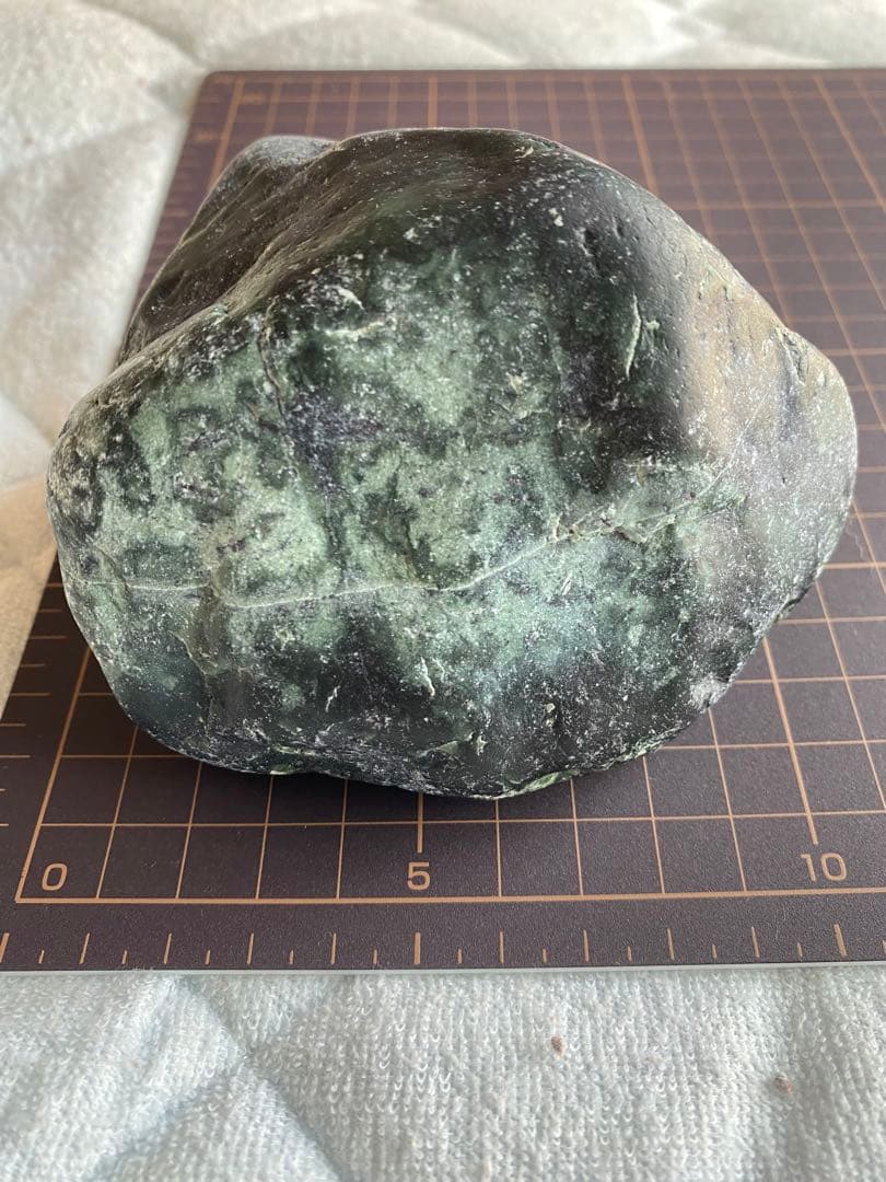 原石 糸魚川 黒翡翠 鑑賞石 770g - メルカリ