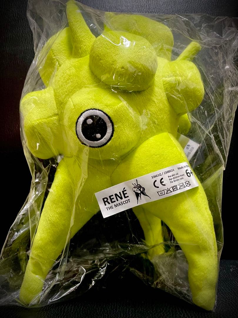 EXPO2025万博 レネ チェコ館 透明ガラスアートオブジェとぬいぐるみ