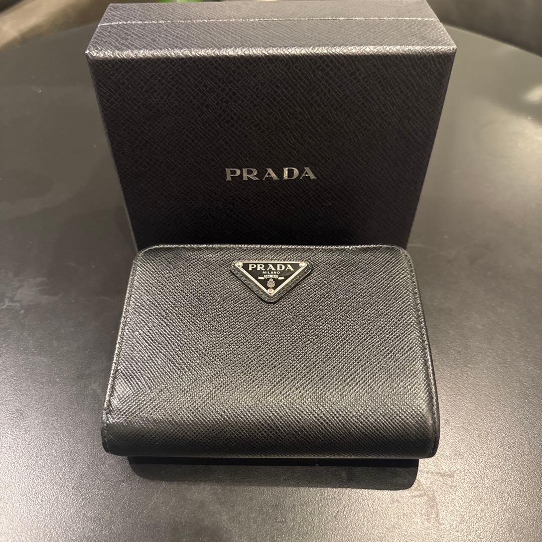 aYa PRADA サフィアーノトライアングル ウォレット 限定！すぐ届く！PRADA サフィアーノトライアングル 財布 (PRADA