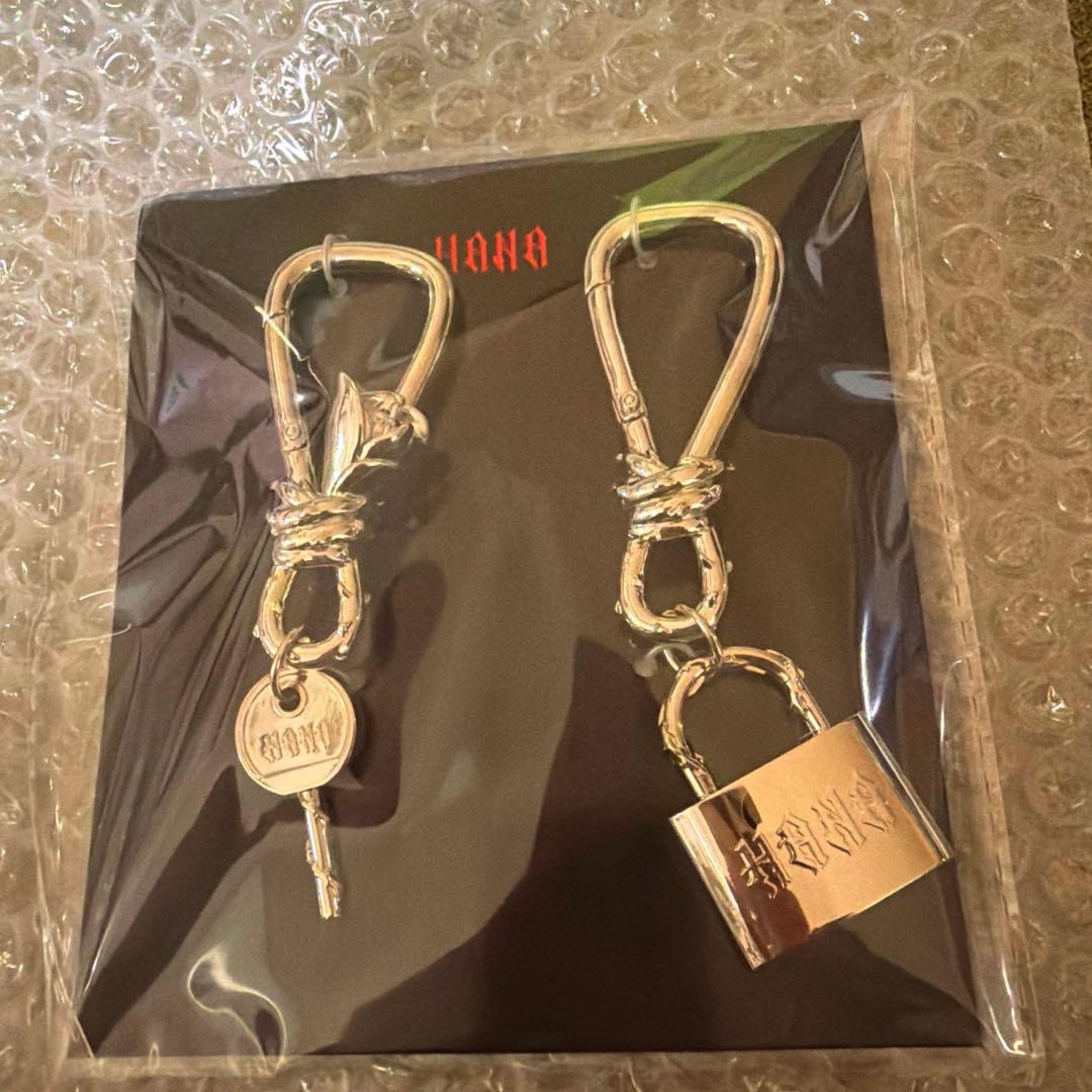 限定 HANA カラビナ BAD LOVE - メルカリ