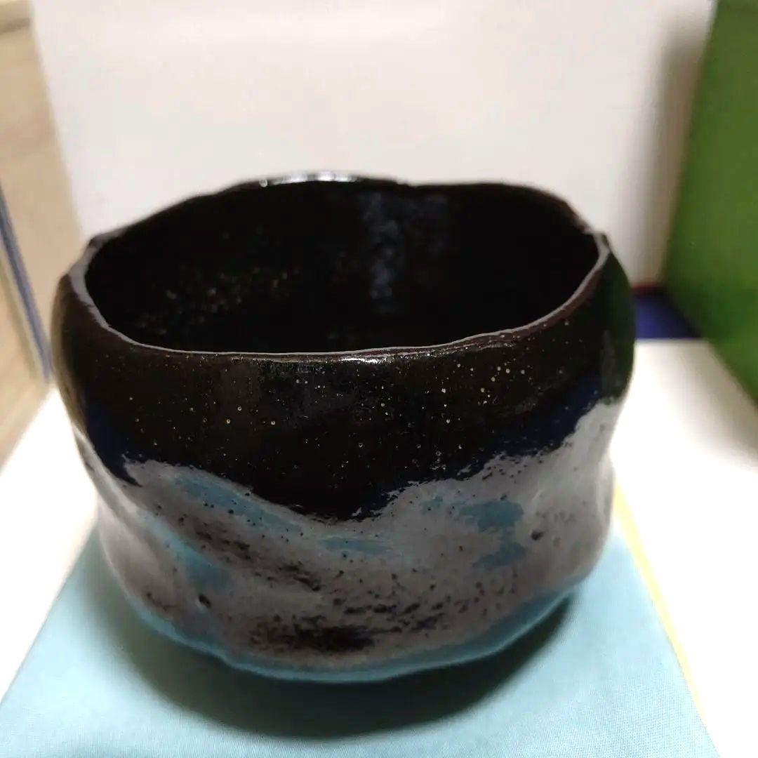 茶碗、黒楽、昭楽作、吸江斉手造り写、歌銘、およ10番 - メルカリ