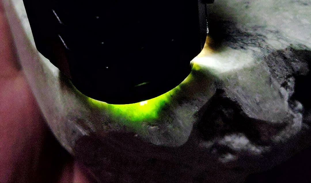 ☆翡翠原石☆糸魚川硬玉【小滝・川ズレ・カット1.5kg】