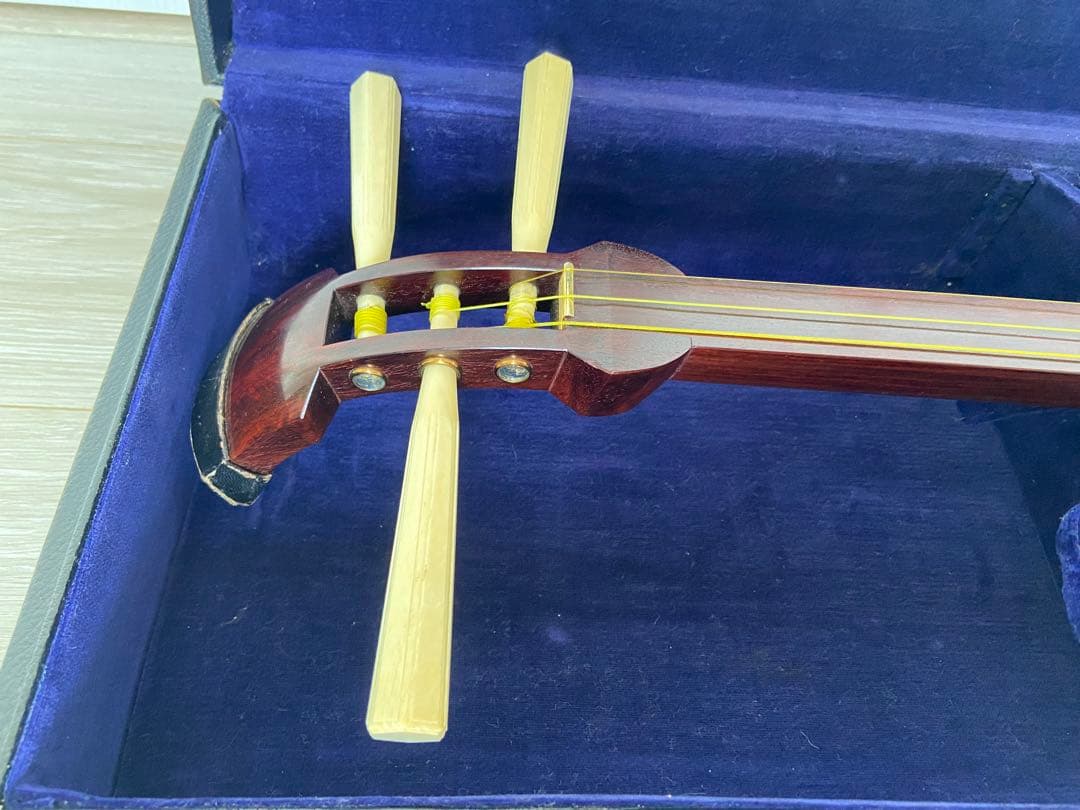 三味線 地唄 中棹 紅木 和楽器 ハードケース付き 三つ折 民謡 皮破れなし