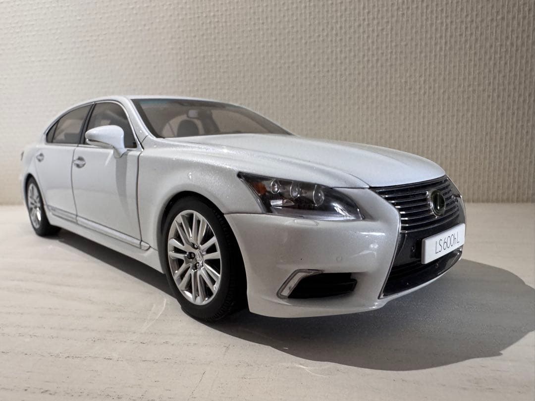 Lexus LS600h 1:18 ホワイト
