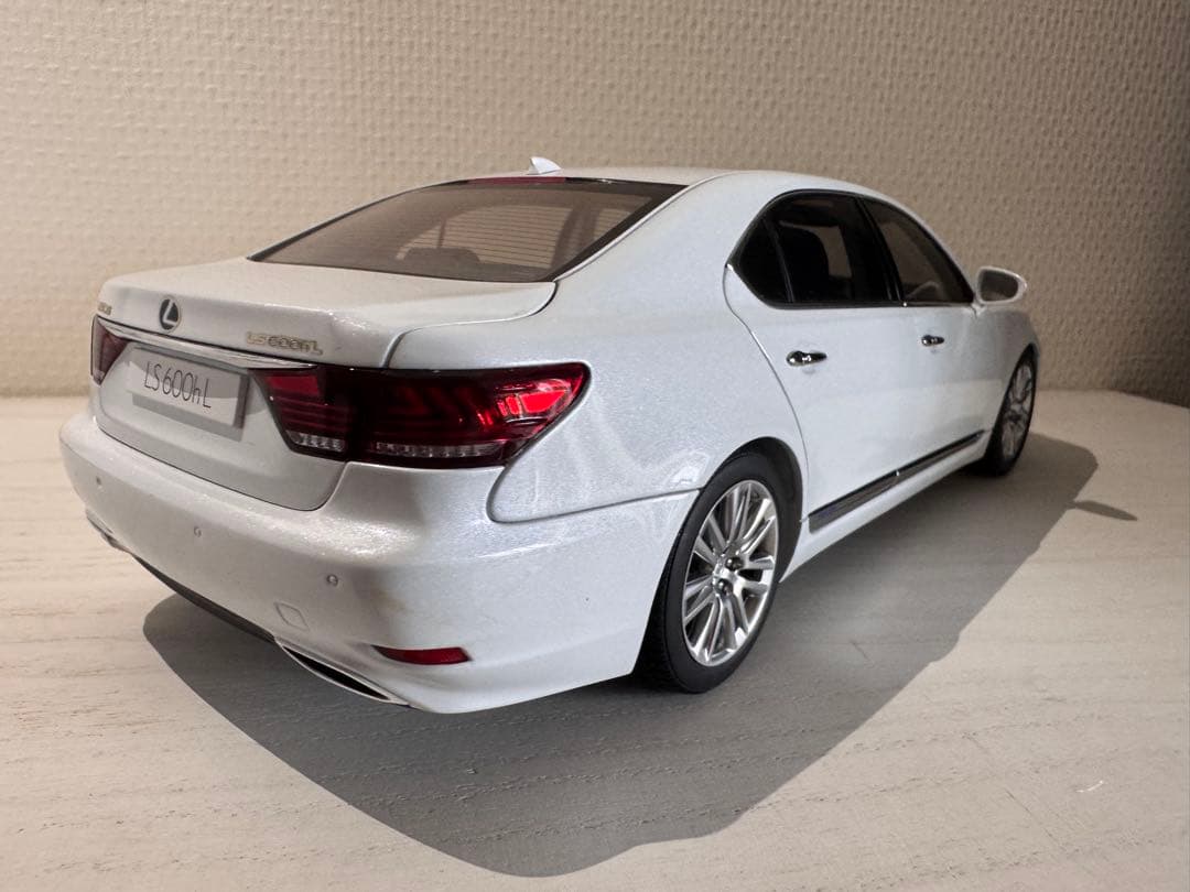 Lexus LS600h 1:18 ホワイト