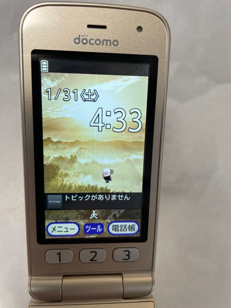美品 docomo f-02j 折りたたみ式 らくらくホン ゴールド ドコモ - メルカリ