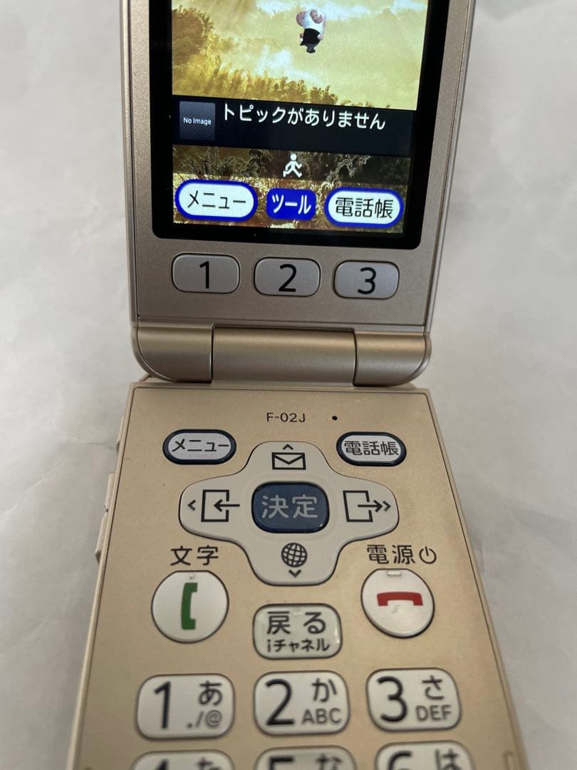 美品 docomo f-02j 折りたたみ式 らくらくホン ゴールド ドコモ - メルカリ