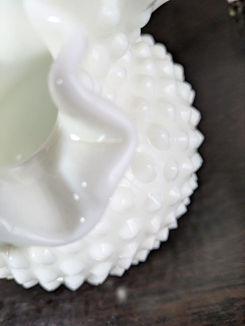 フェントン ホブネイル ホワイトガラス製フリルエッジ花瓶 お値下げ中