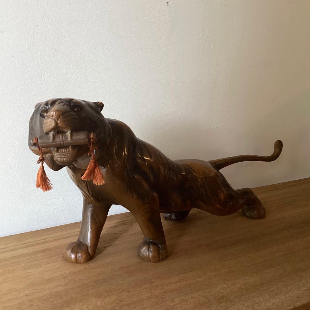 寅の置物 干支の置物 巻物 虎 タイガー 金属工芸品 ブラウン ブロンズ