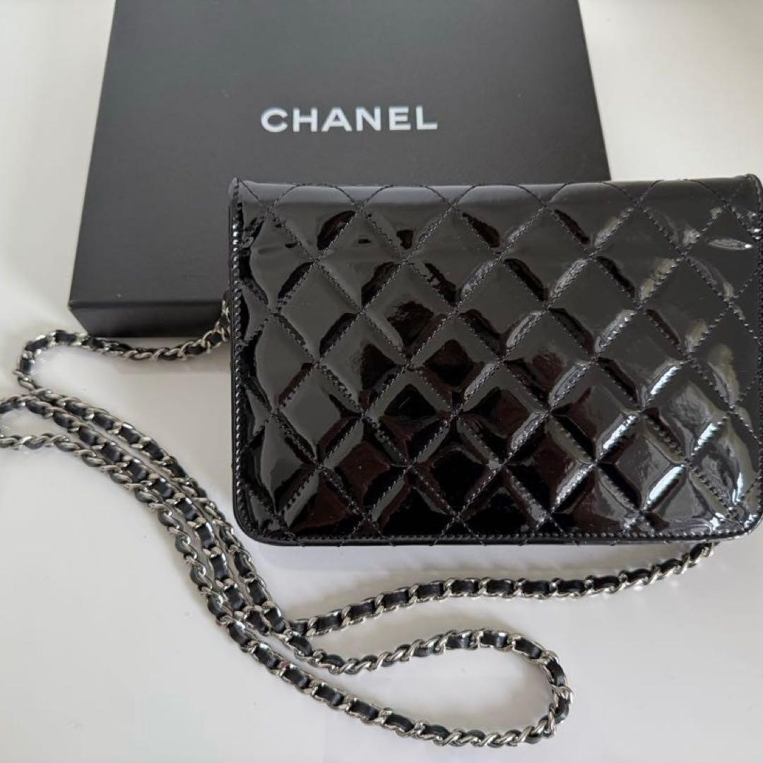 CHANEL シャネル　マトラッセ エナメルパテントレザー チェーン ウォレット