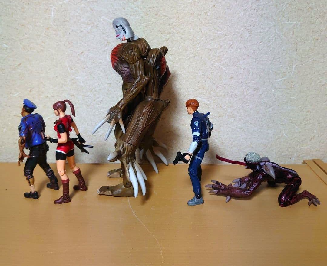 トイビズ バイオハザードウィリアム クレア ゾンビコップ レオン