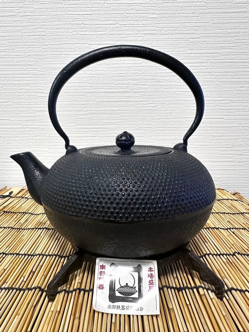 ほぼ未使用品、タグ付 南部銘 南部雲南堂鍋元造 15型丸平形アラレ