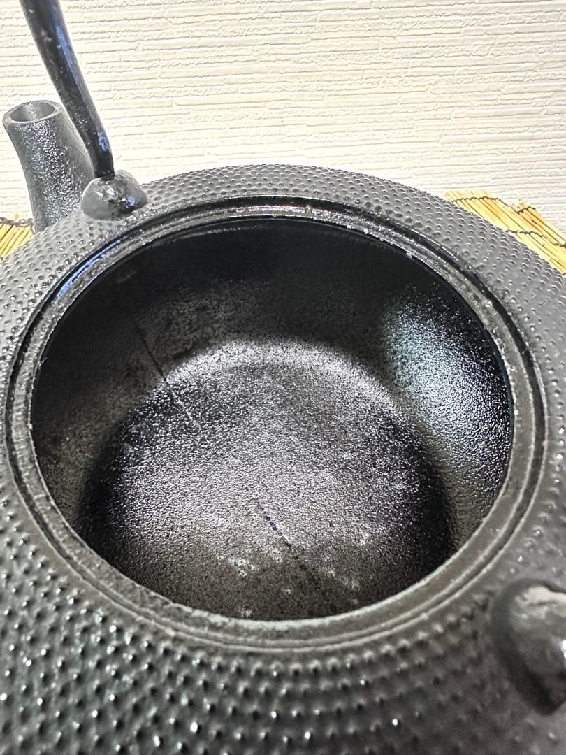 ほぼ未使用品、タグ付 南部銘 南部雲南堂鍋元造 15型丸平形アラレ