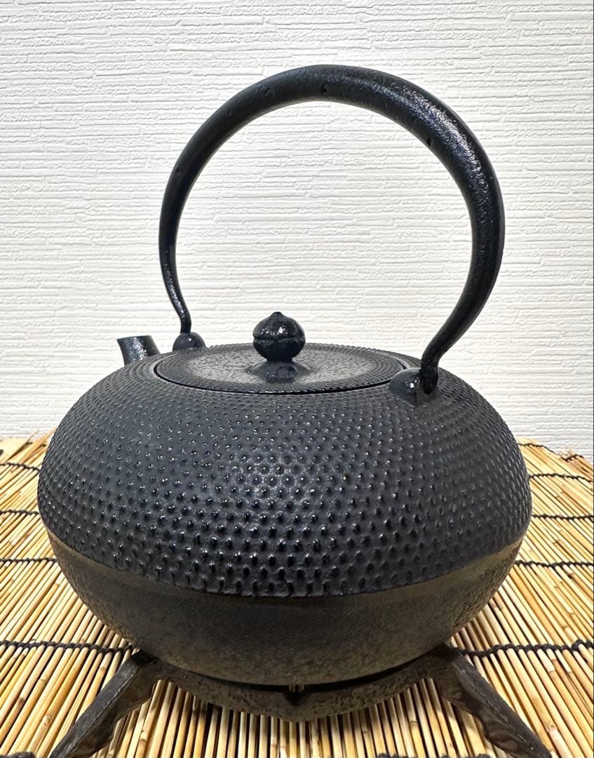 ほぼ未使用品、タグ付 南部銘 南部雲南堂鍋元造 15型丸平形アラレ