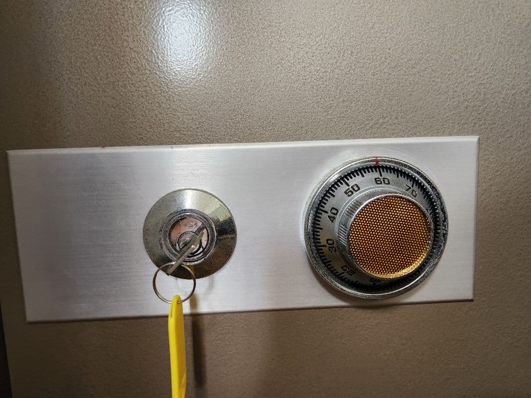 Eiko 金庫 鍵付き、4枚ダイヤル式 収納力抜群