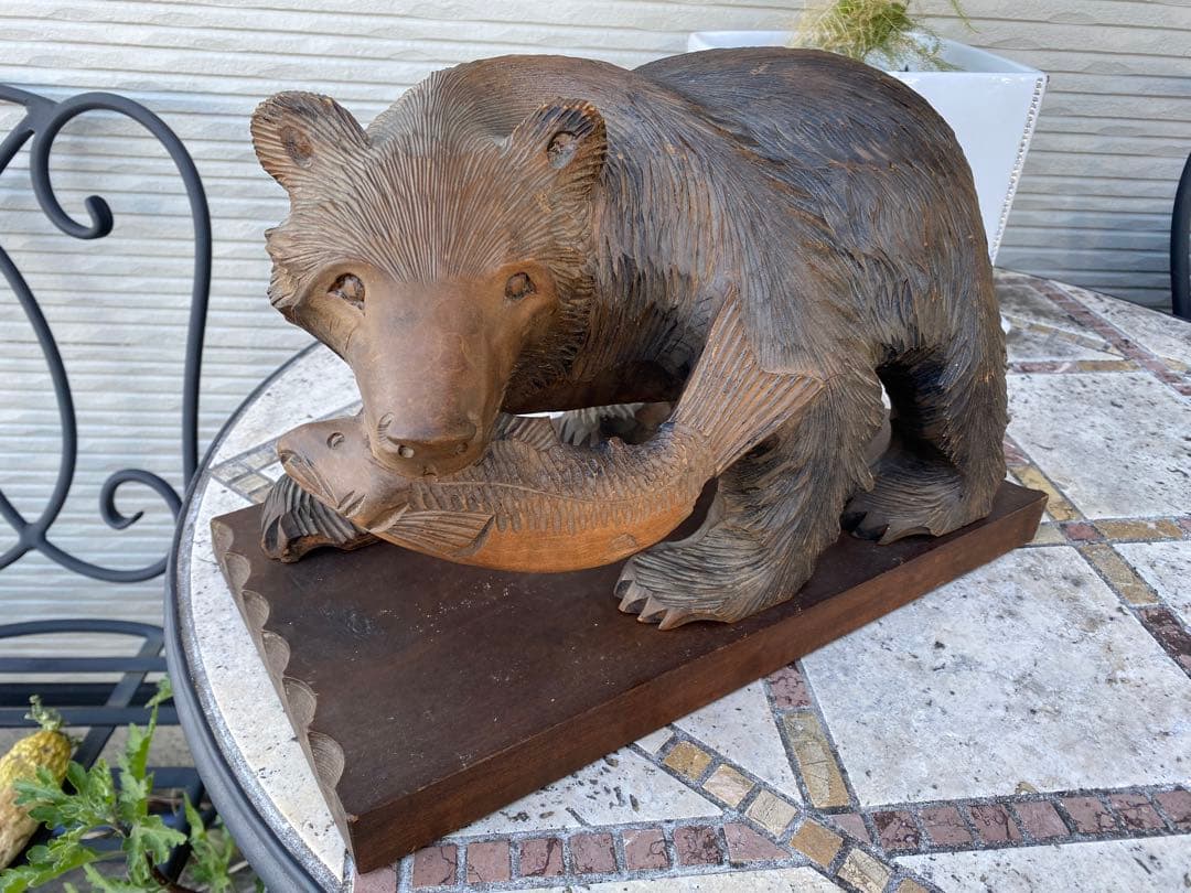 クマ 魚 木製彫刻