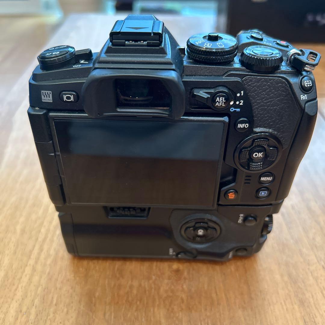 OLYMPUS OM-D E-M1 Mark II 本体 とバッテリーホルダー他