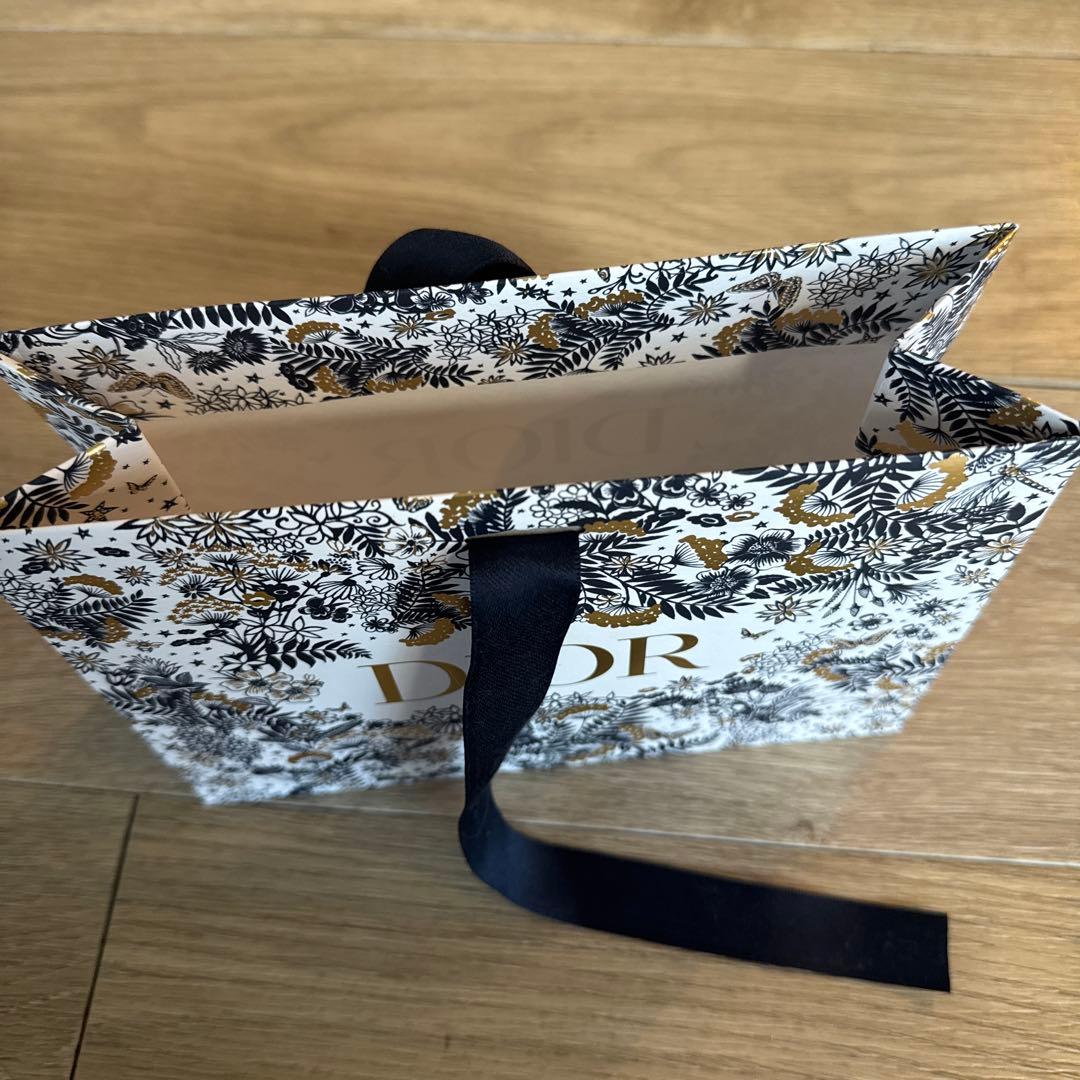 Dior 花柄ギフトボックス 中サイズ - メルカリ