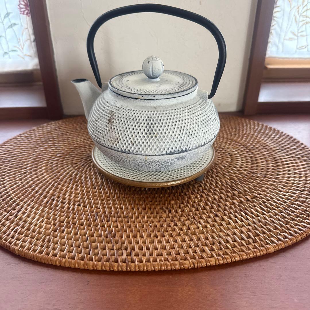 亀文堂 鉄瓶骨董 【要確認】日本亀文 鉄瓶 銅蓋 動物モチーフ 重さ約