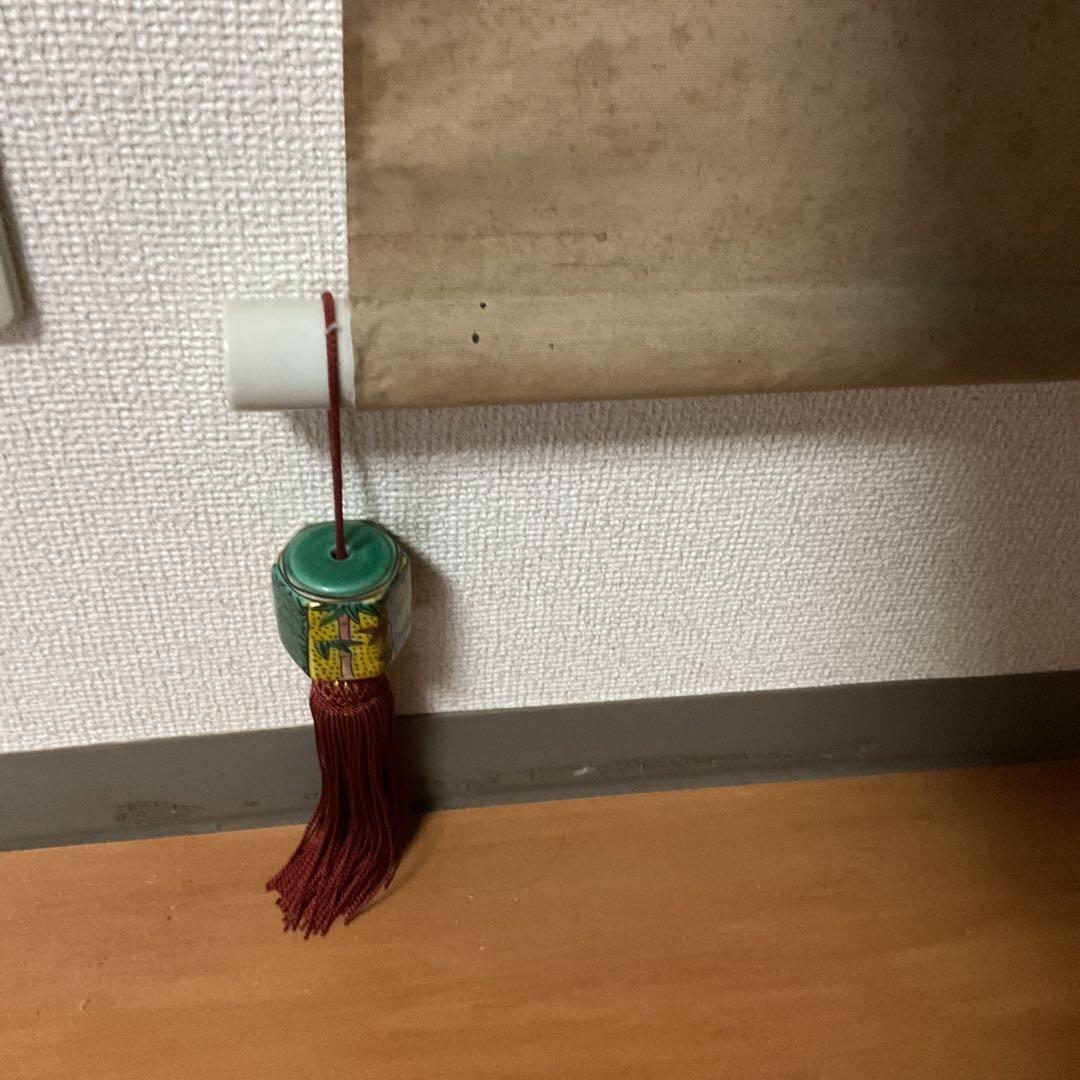 晃陽筆 彩色画 絹本掛け軸 【 遊鯉図 】 軸先陶器軸