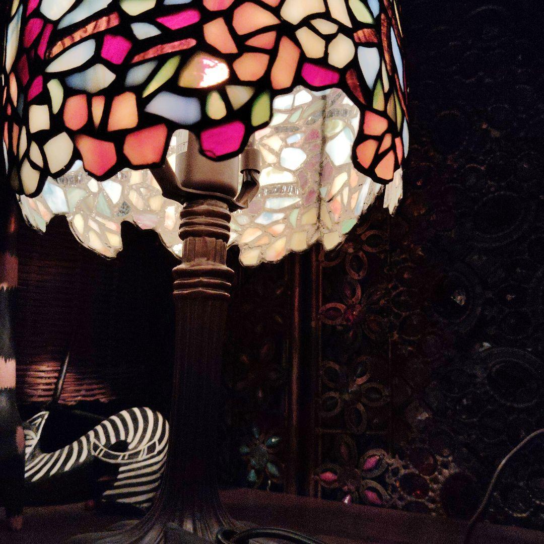 ステンドグラス テーブルランプ 花模様 重厚感あり凄い出来です。