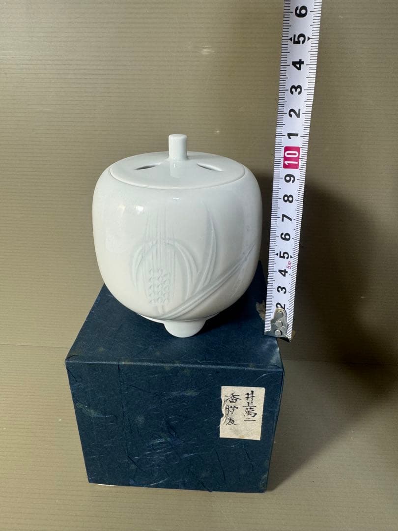 2366 【人間国宝】【井上萬二】白磁染麦彫文 香炉 未使用 - メルカリ