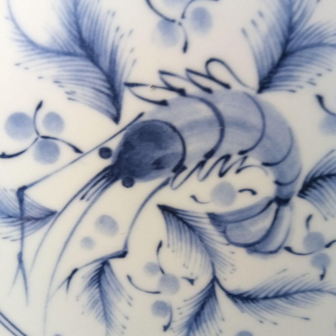 青白いエビ模様の飾皿