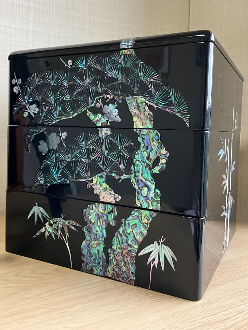 《未使用新品》螺鈿　漆器　三段お重　松竹梅に鶴