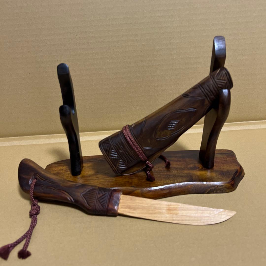 アイヌ 北海道 お土産 木製刀型装飾品 スタンド付き 約30cm